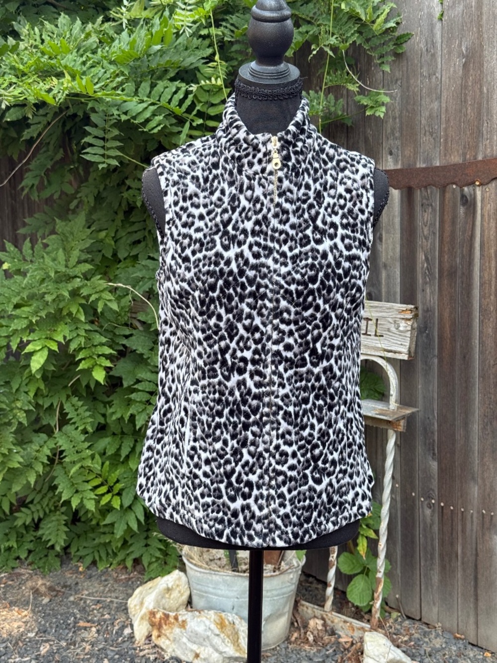 Womens leopard print velvety Charter Club zip up vest